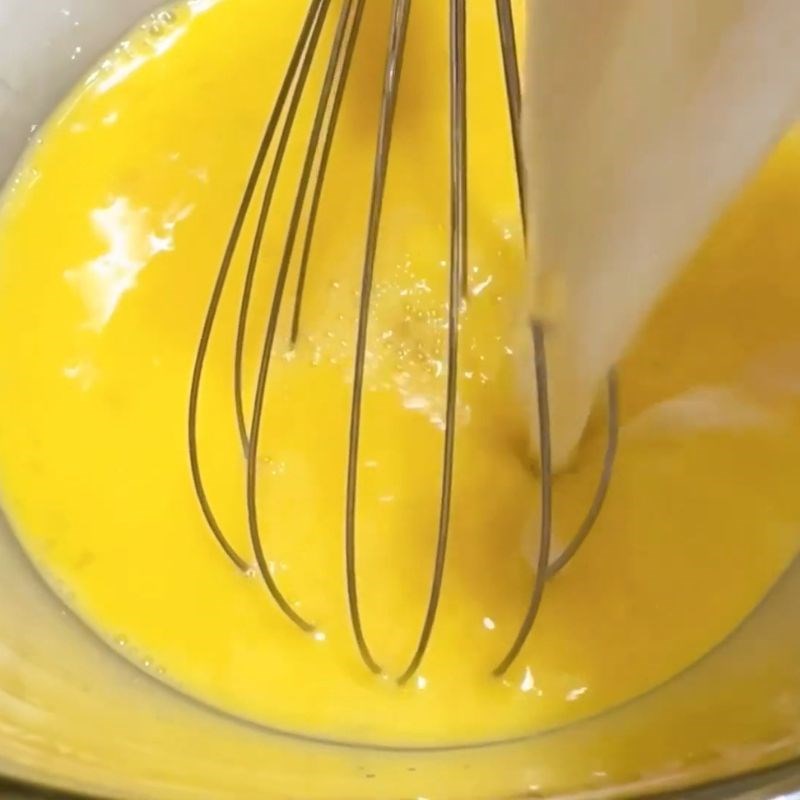 Bước 3 Trộn trứng và lọc hỗn hợp bánh flan Bánh flan Tây Ban Nha
