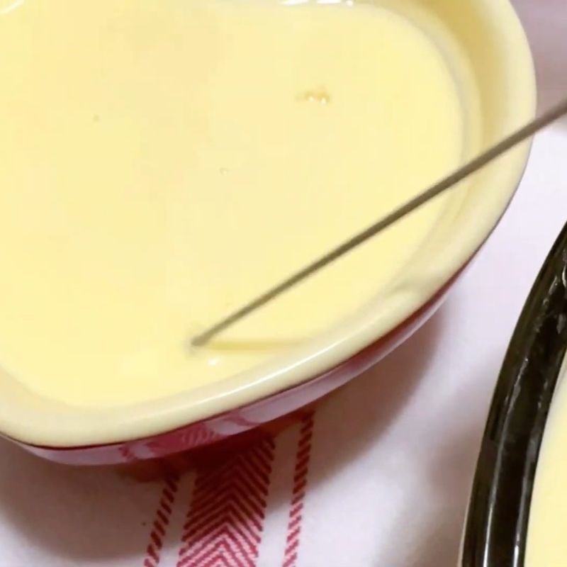 Bước 3 Trộn trứng và lọc hỗn hợp bánh flan Bánh flan Tây Ban Nha
