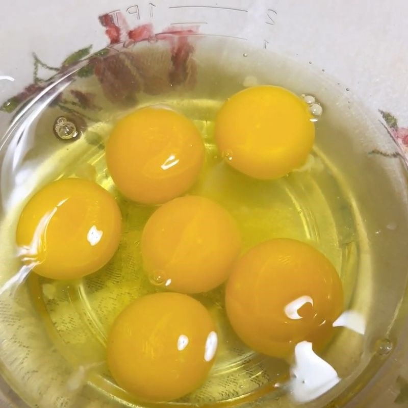 Bước 3 Trộn trứng và lọc hỗn hợp bánh flan Bánh flan Tây Ban Nha