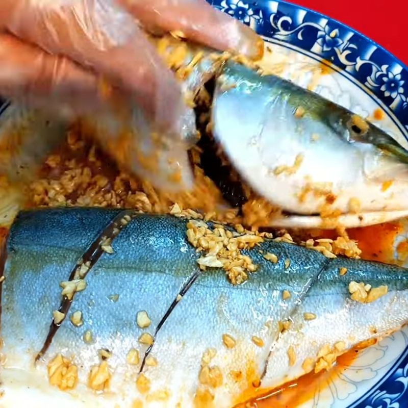 Bước 3 Ướp cá cam thấm vị để món hấp ngon hơn Cá cam hấp