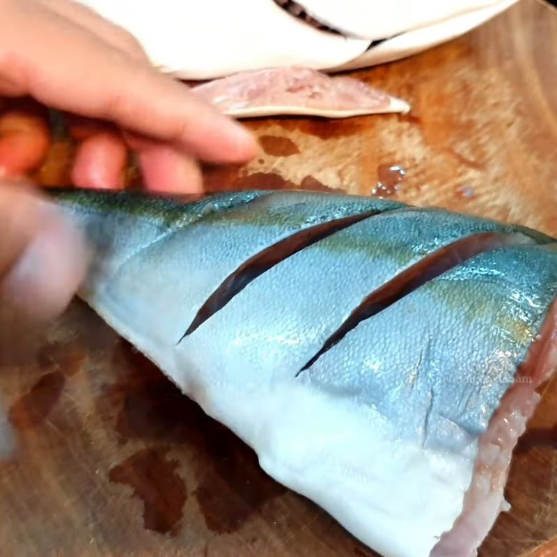 Bước 3 Ướp cá cam thấm vị để món hấp ngon hơn Cá cam hấp