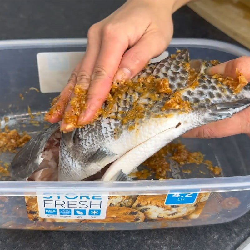 Bước 4 Ướp cá rô phi thấm vị Cá rô phi nướng nồi chiên không dầu