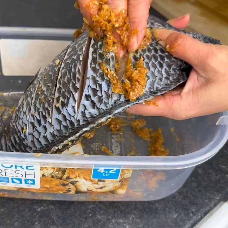 Bước 4 Ướp cá rô phi thấm vị Cá rô phi nướng nồi chiên không dầu