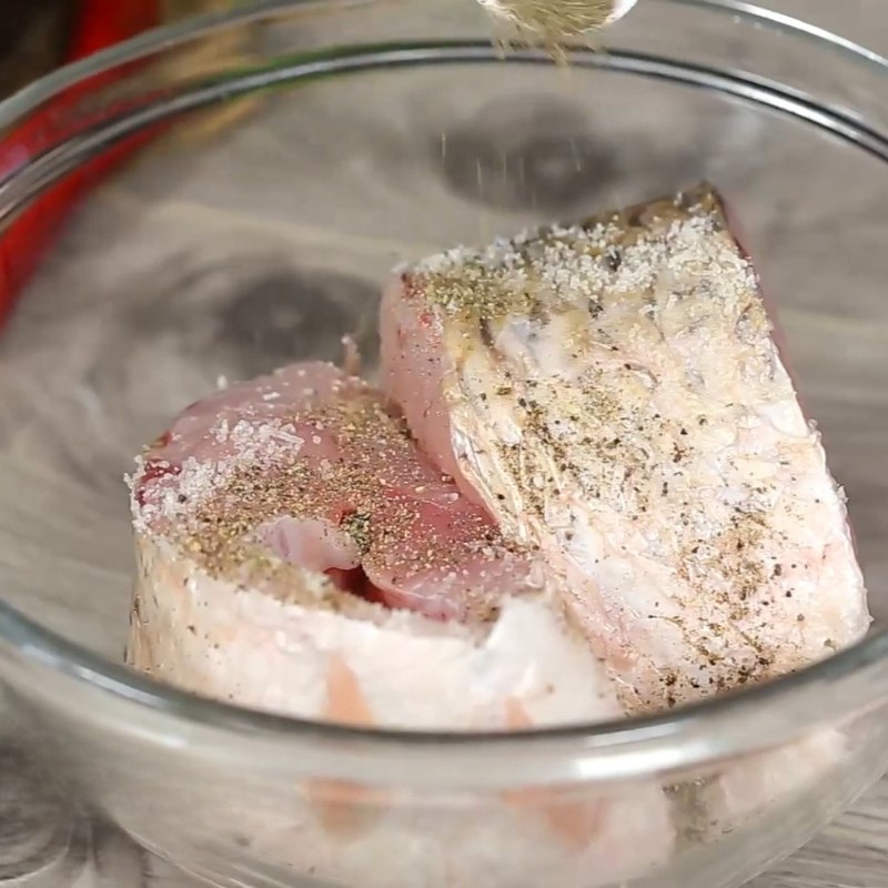 Bước 2 Ướp cá trắm đậm đà Cá trắm hấp sả gừng