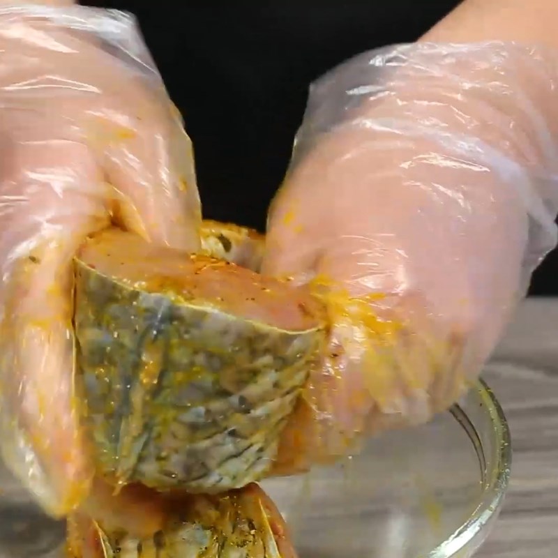 Bước 2 Ướp cá trắm đậm đà Cá trắm hấp sả gừng