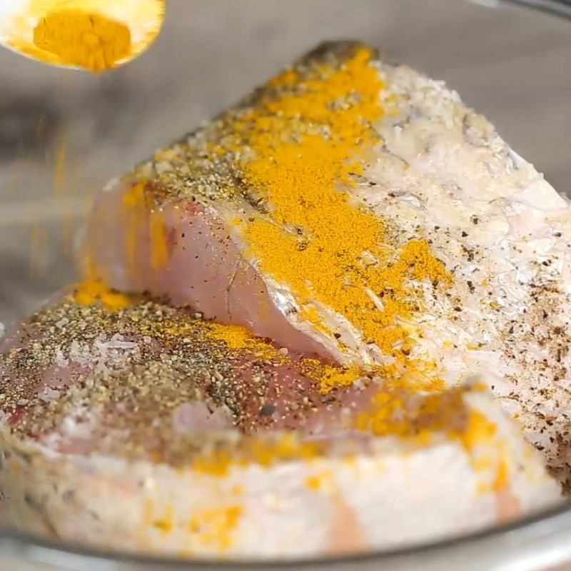 Bước 2 Ướp cá trắm đậm đà Cá trắm hấp sả gừng