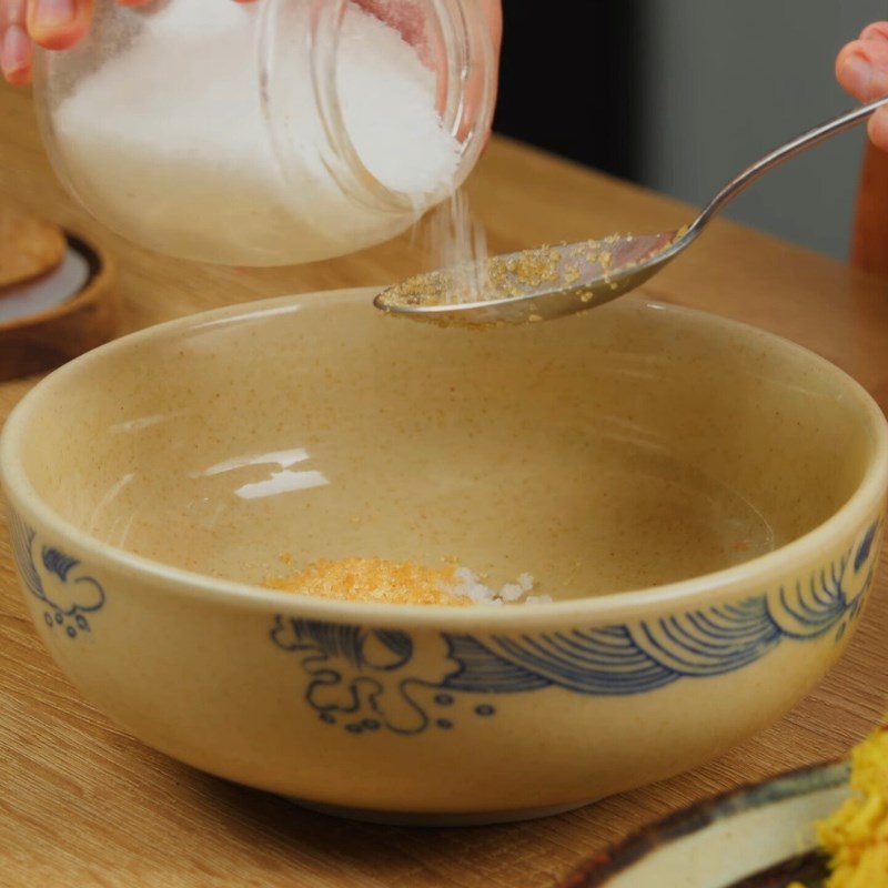 Bước 2 Ướp gia vị Cá trắm kho riềng miền Bắc