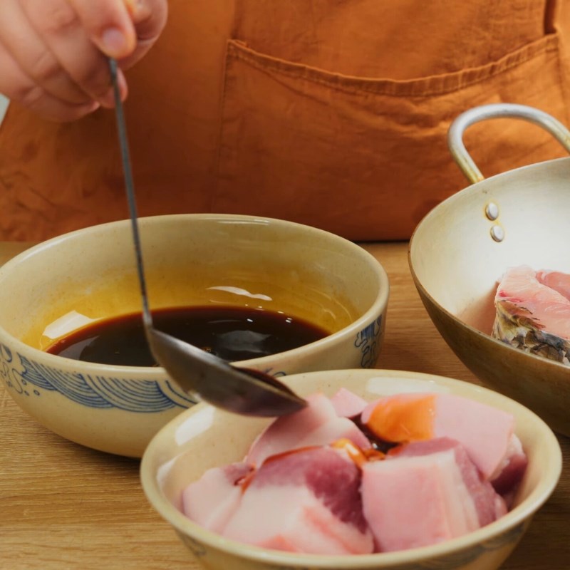Bước 2 Ướp gia vị Cá trắm kho riềng miền Bắc