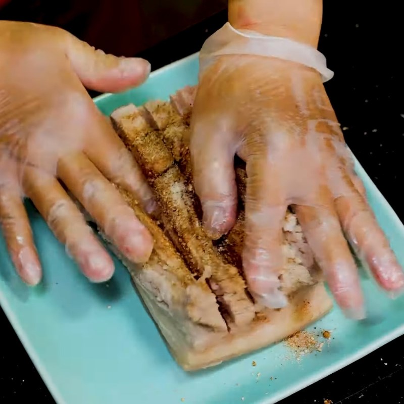 Bước 2 Ướp gia vị cho thịt ba chỉ Thịt quay giòn bì bằng chảo