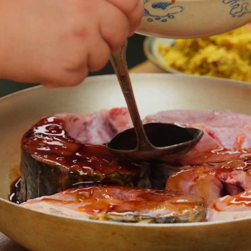 Bước 2 Ướp gia vị Cá trắm kho riềng miền Bắc