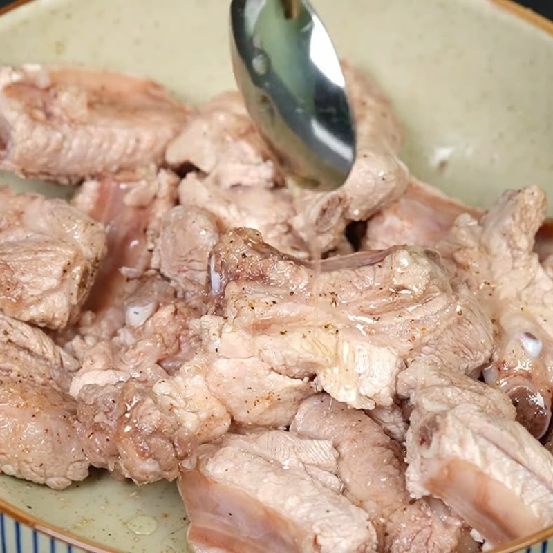 Bước 2 Ướp sườn Sườn muối sả chiên