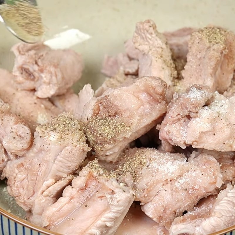 Bước 2 Ướp sườn Sườn muối sả chiên