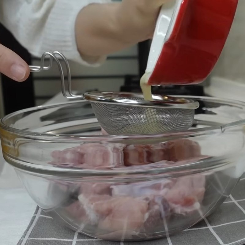 Bước 2 Ướp sườn non Sườn xào chua ngọt người Hoa