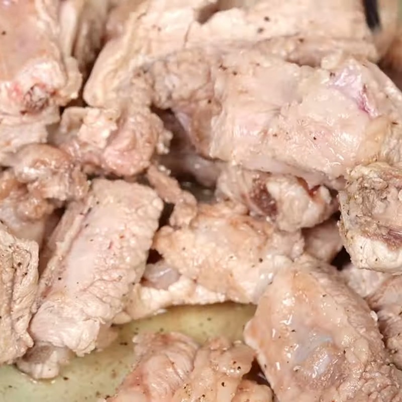 Bước 2 Ướp sườn Sườn muối sả chiên