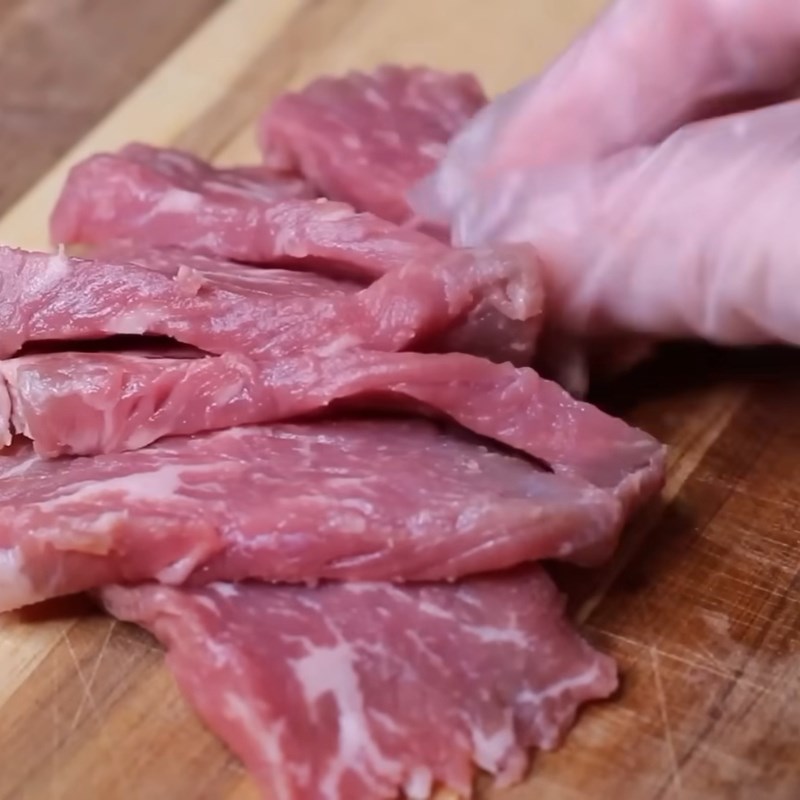 Bước 1 Ướp thịt bò Hủ tiếu xào bò