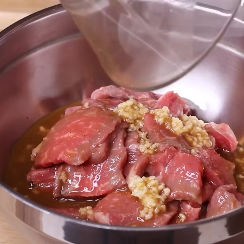 Bước 1 Ướp thịt bò Hủ tiếu xào bò