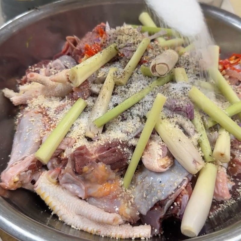 Bước 3 Ướp thịt gà nòi đậm đà Gà nòi hầm sả