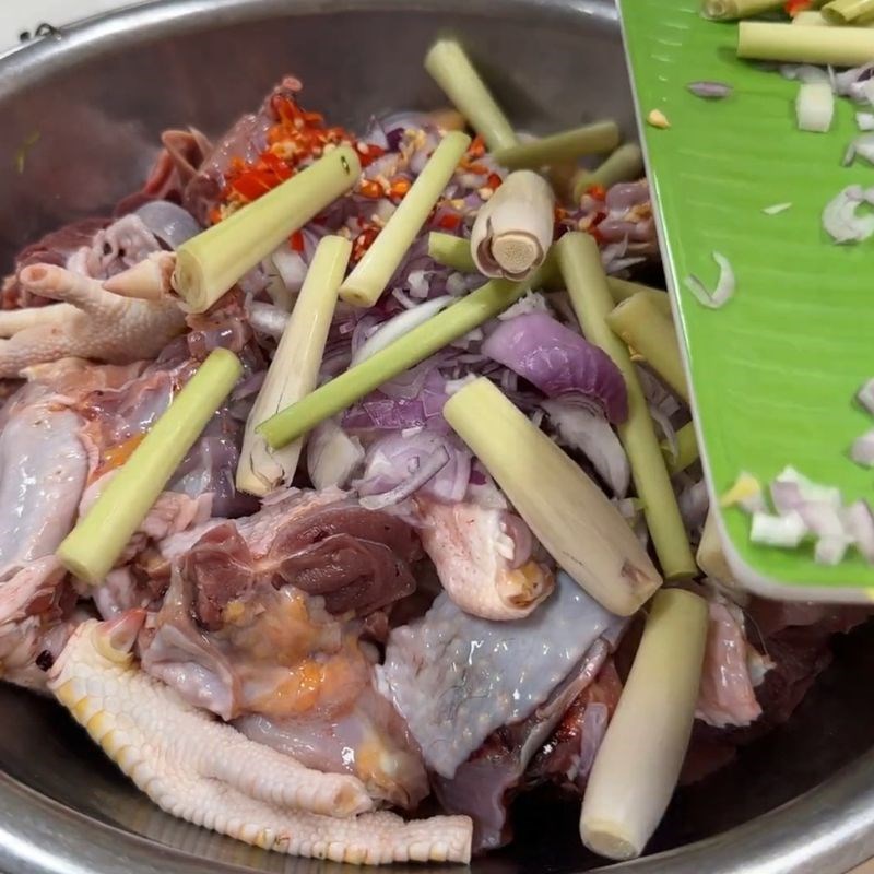 Bước 3 Ướp thịt gà nòi đậm đà Gà nòi hầm sả