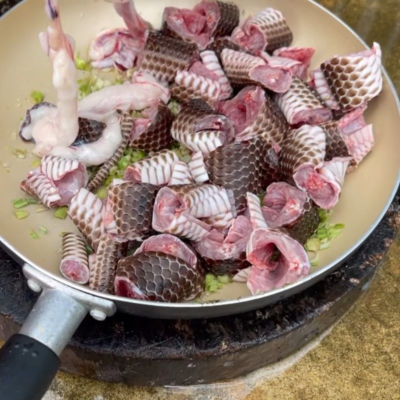 Bước 2 Ướp thịt rắn đậm đà hương vị Rắn xào lăn