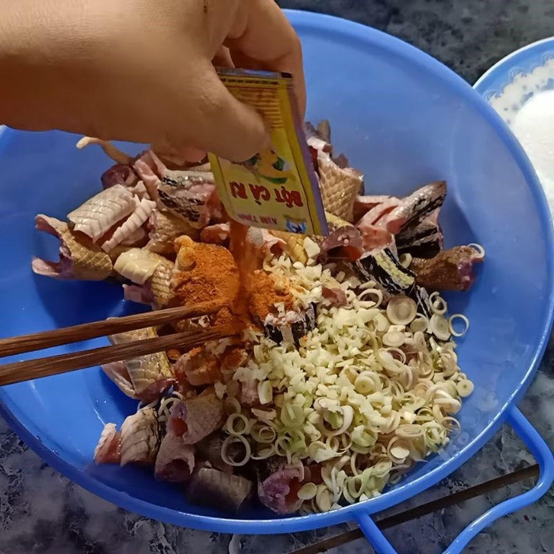 Bước 2 Ướp thịt rắn đậm đà Rắn xào sả ớt
