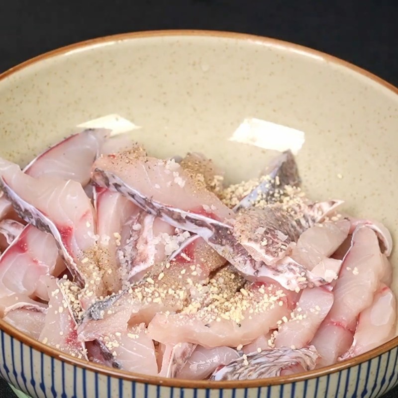 Bước 3 Ướp và chiên cá rô phi giòn rụm Bún cá dọc mùng