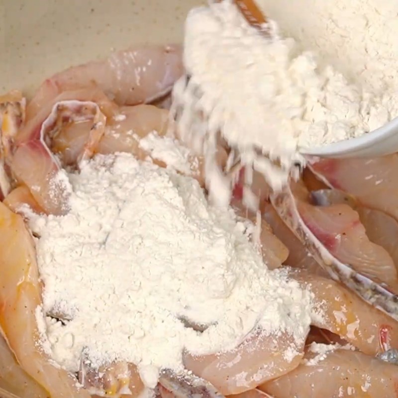 Bước 3 Ướp và chiên cá rô phi giòn rụm Bún cá dọc mùng