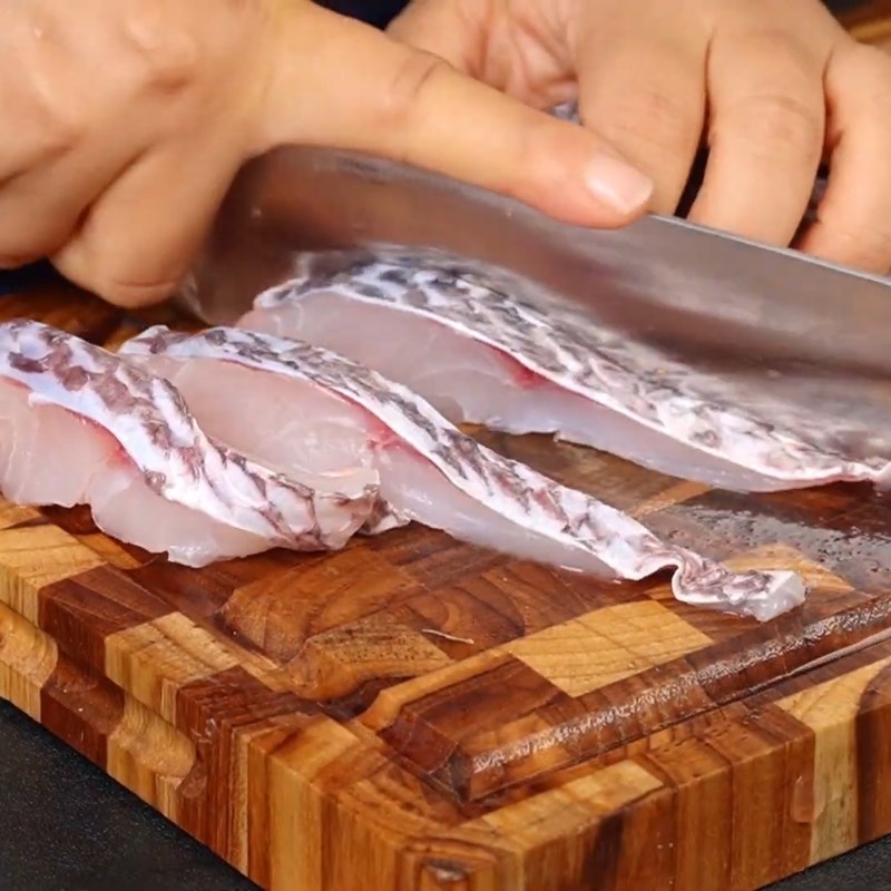 Bước 3 Ướp và chiên cá rô phi giòn rụm Bún cá dọc mùng