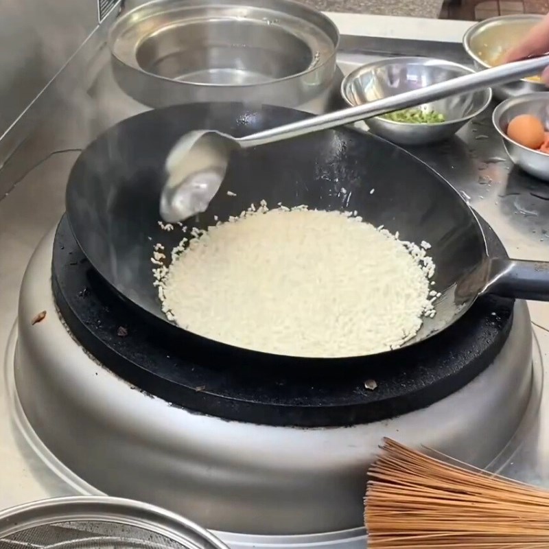 Bước 2 Ướp và chiên cơm giòn Cơm rang giòn