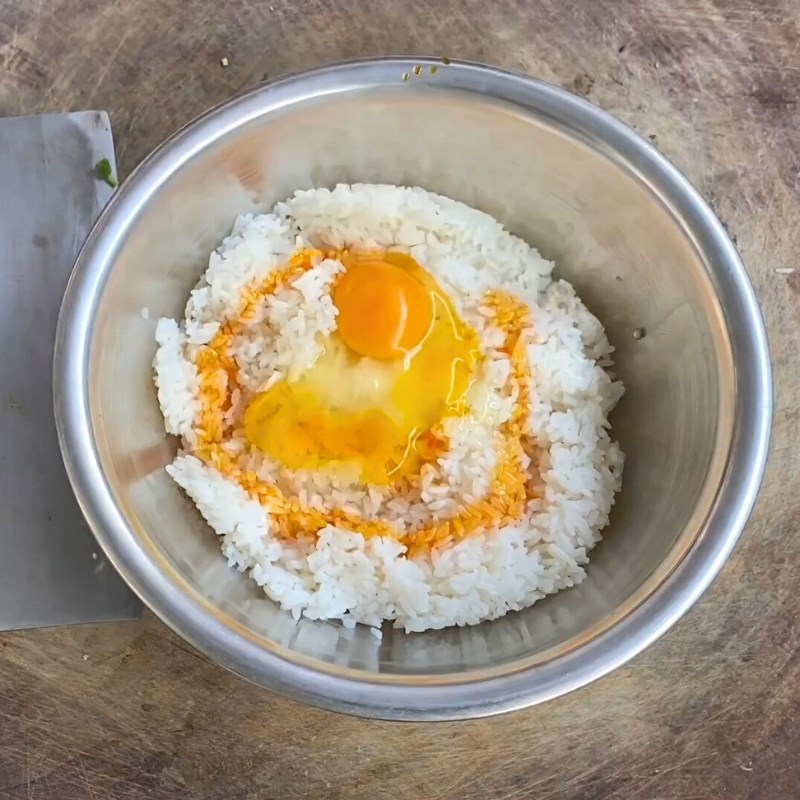 Bước 2 Ướp và chiên cơm giòn Cơm rang giòn