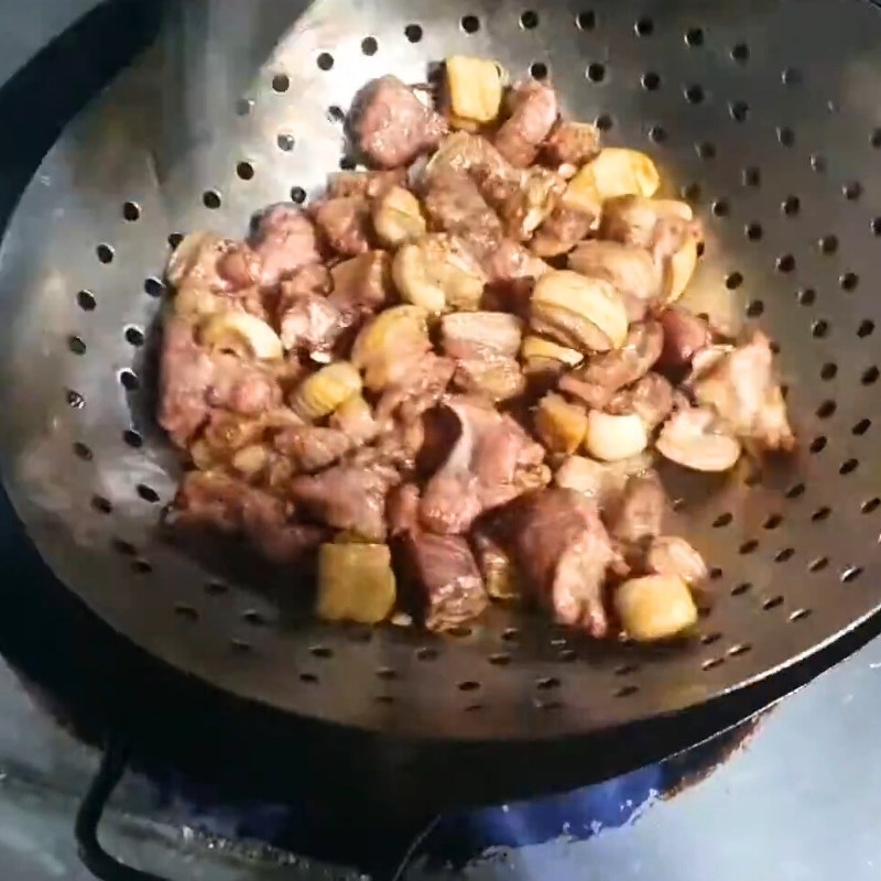 Bước 2 Ướp và chiên dê Dê cháy tỏi