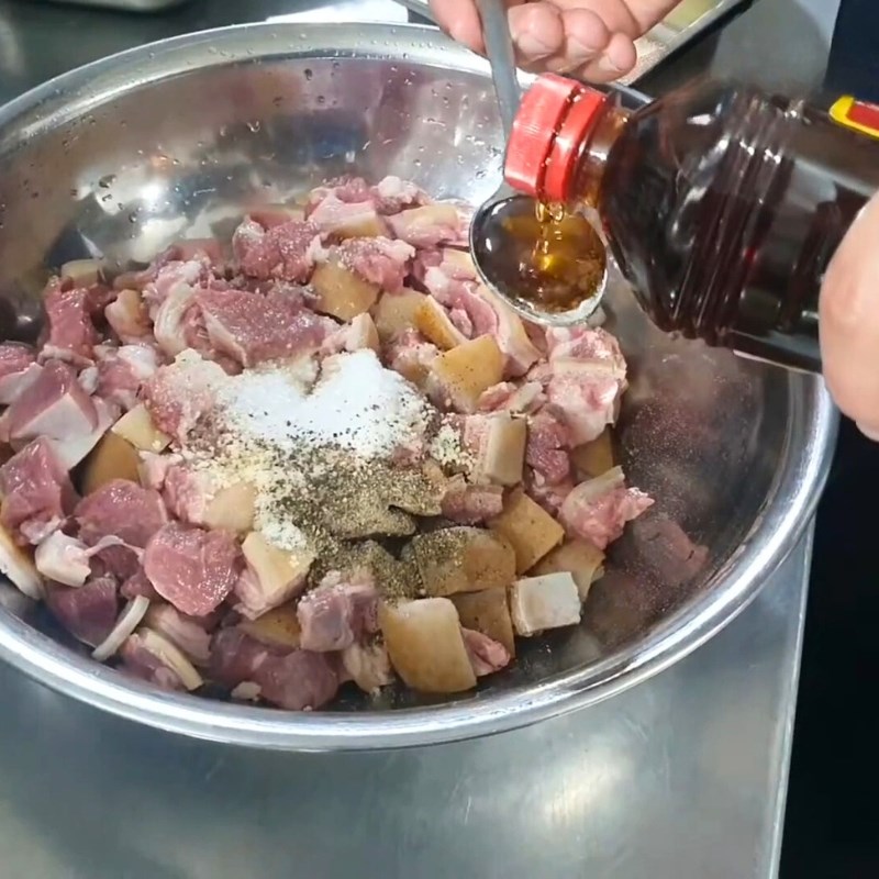 Bước 2 Ướp và chiên dê Dê cháy tỏi