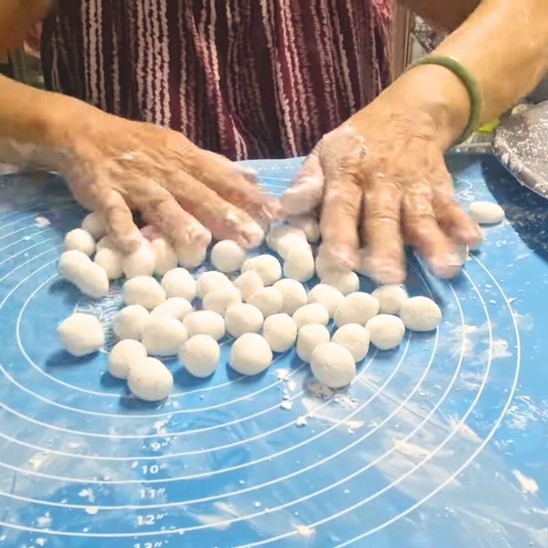 Bước 3 Vo viên chè lủm chủm nhân đậu phộng Chè lủm chủm