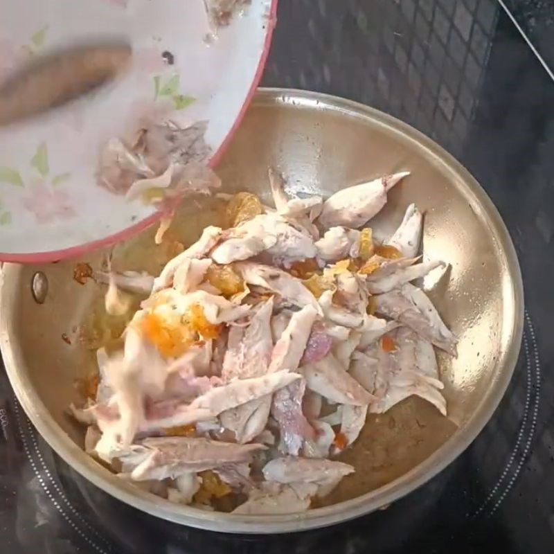 Bước 4 Xào cá Bánh canh cá bã trầu