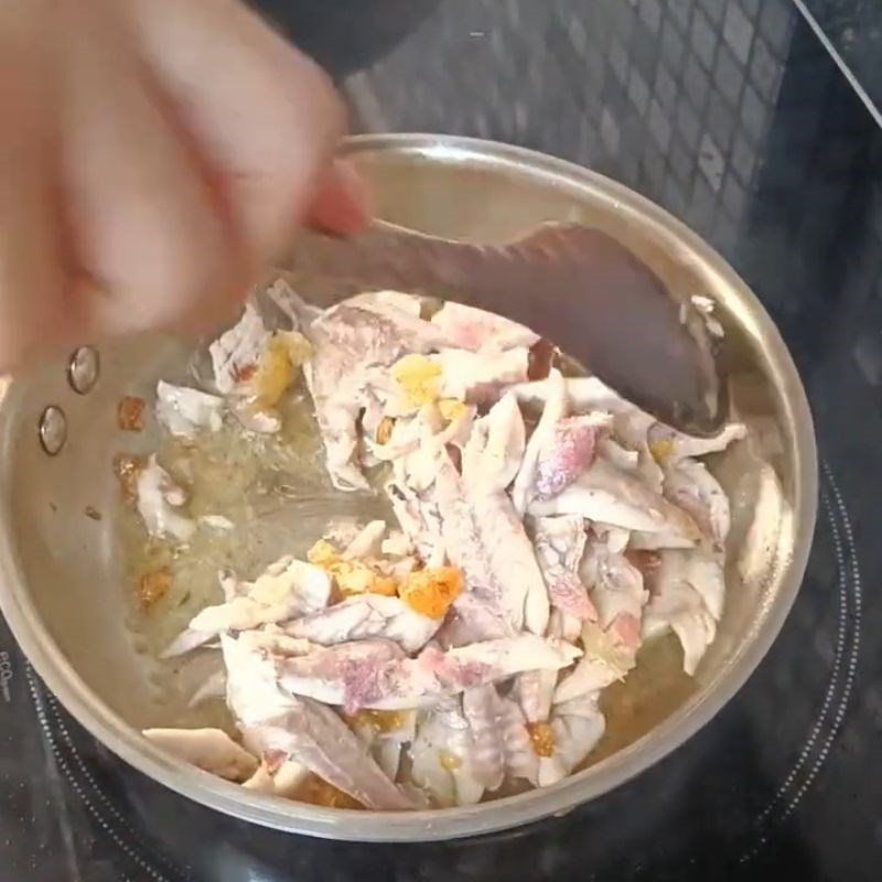 Bước 4 Xào cá Bánh canh cá bã trầu