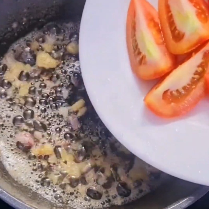 Bước 3 Xào cà chua Cá nấu dọc mùng miền Bắc