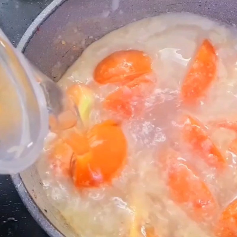 Bước 3 Xào cà chua Cá nấu dọc mùng miền Bắc