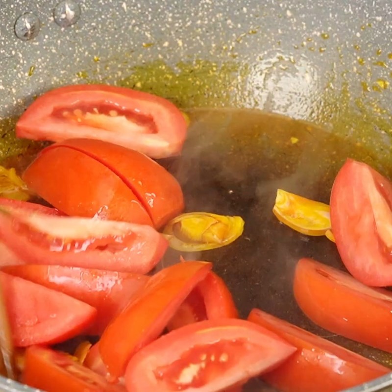 Bước 4 Xào cà chua tạo màu nước dùng Bún cá dọc mùng