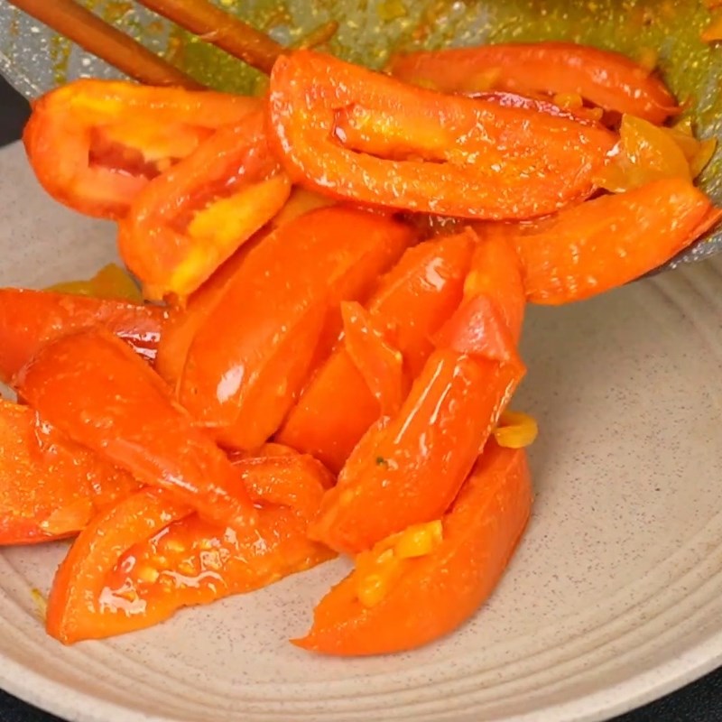 Bước 4 Xào cà chua tạo màu nước dùng Bún cá dọc mùng