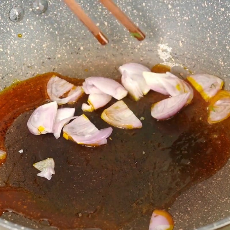 Bước 4 Xào cà chua tạo màu nước dùng Bún cá dọc mùng