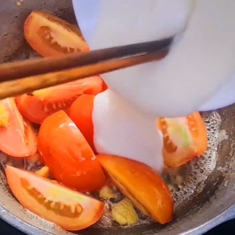 Bước 3 Xào cà chua Cá nấu dọc mùng miền Bắc