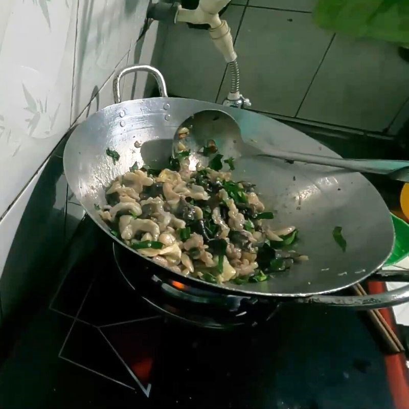 Bước 4 Xào cá lăng đậm đà Cá lăng xào