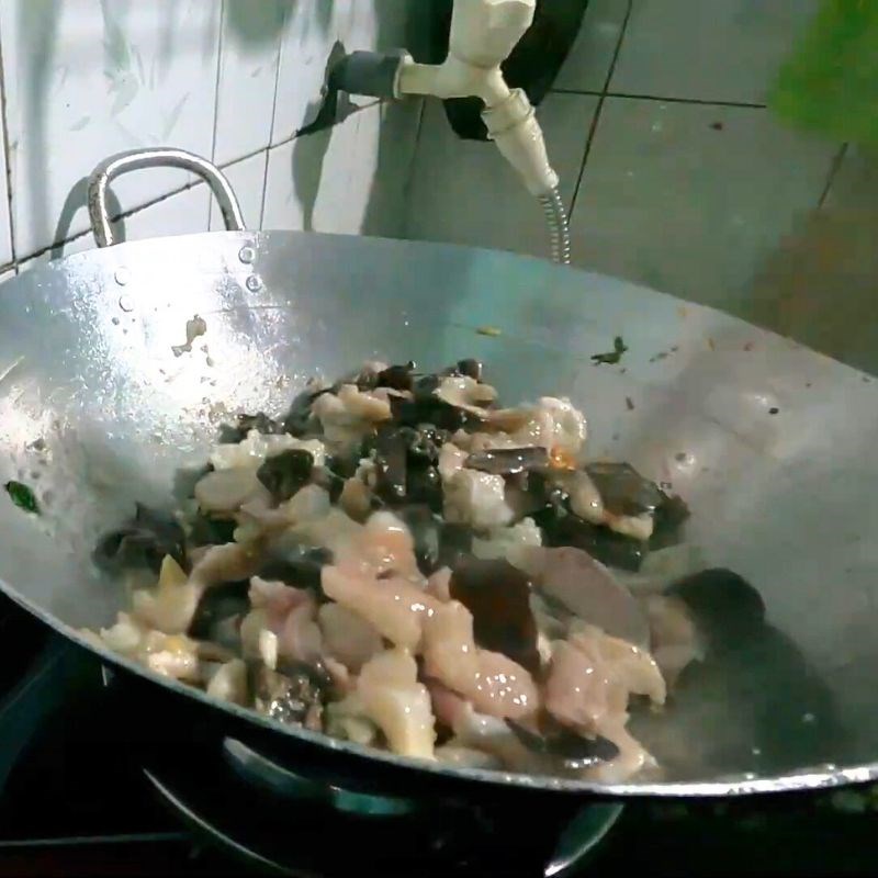 Bước 4 Xào cá lăng đậm đà Cá lăng xào