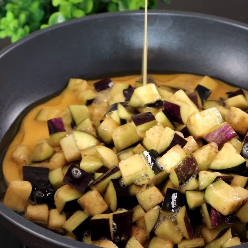 Bước 4 Xào cà tím với trứng Cà tím xào trứng