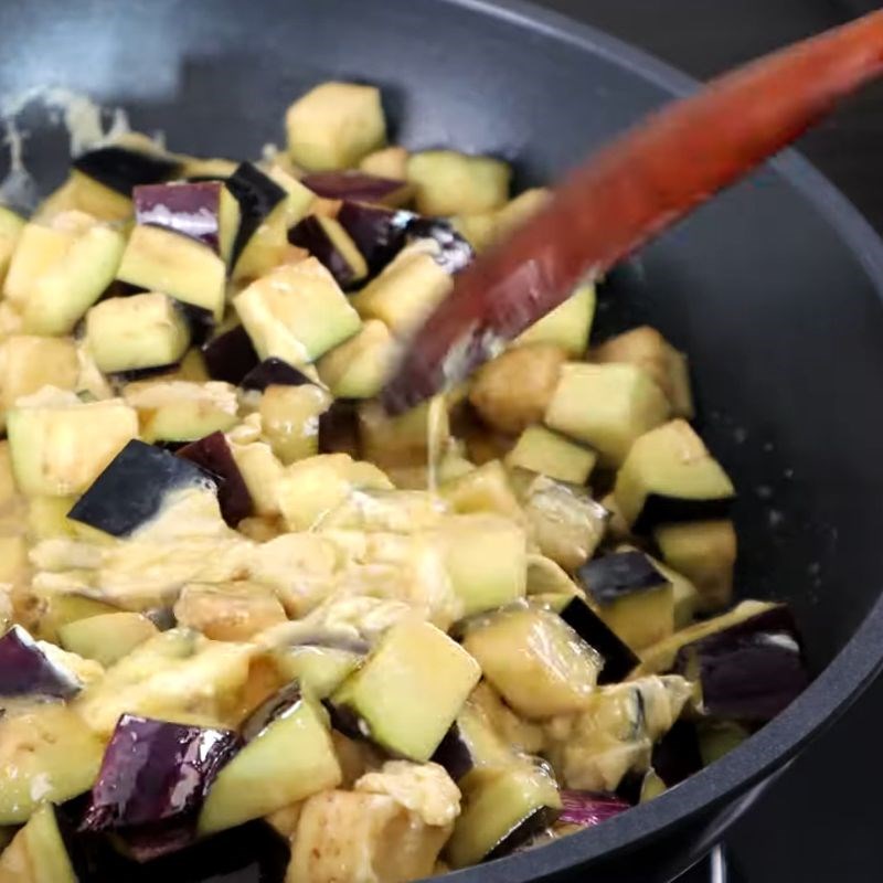 Bước 4 Xào cà tím với trứng Cà tím xào trứng