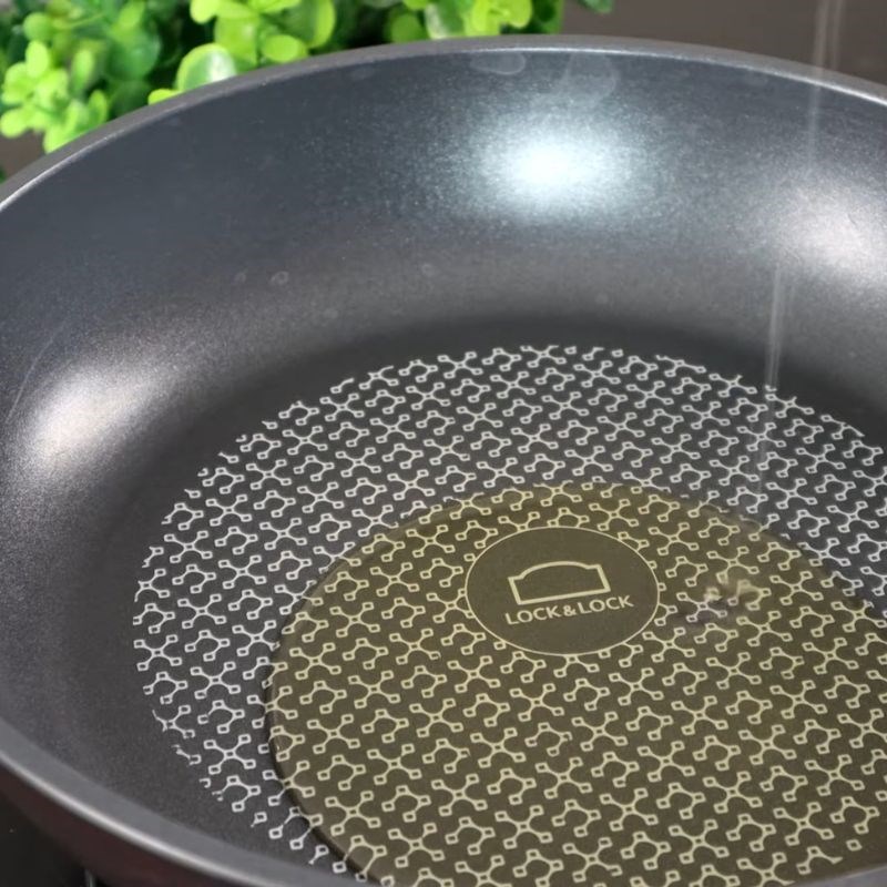 Bước 4 Xào cà tím với trứng Cà tím xào trứng