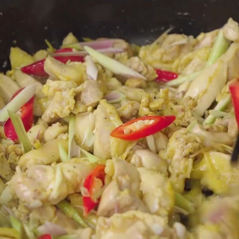 Bước 3 Xào gà sả ớt thơm lừng Gà xào sả ớt miền Bắc