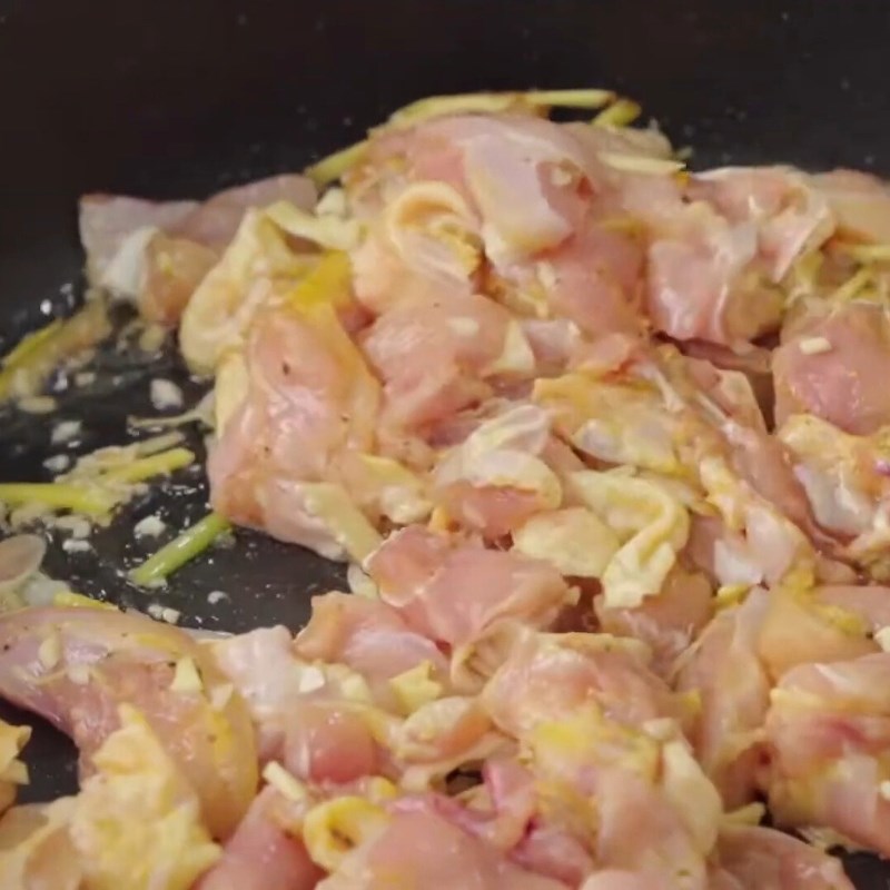 Bước 3 Xào gà sả ớt thơm lừng Gà xào sả ớt miền Bắc