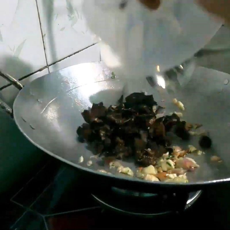 Bước 3 Xào gia vị và mộc nhĩ Cá lăng xào