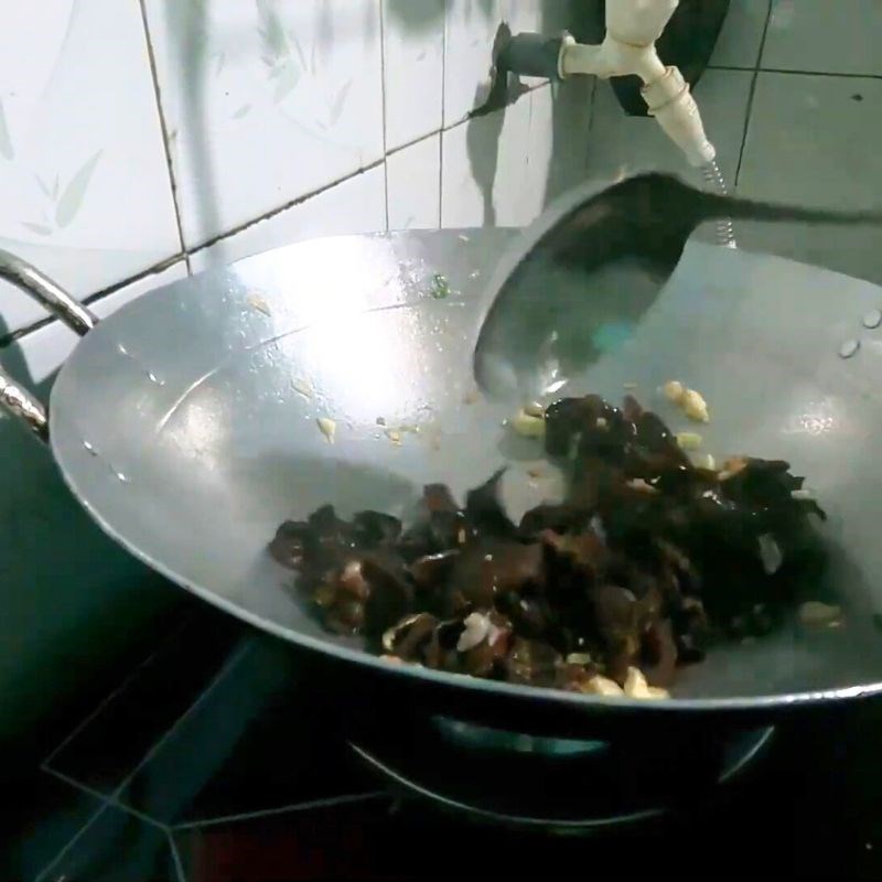 Bước 3 Xào gia vị và mộc nhĩ Cá lăng xào