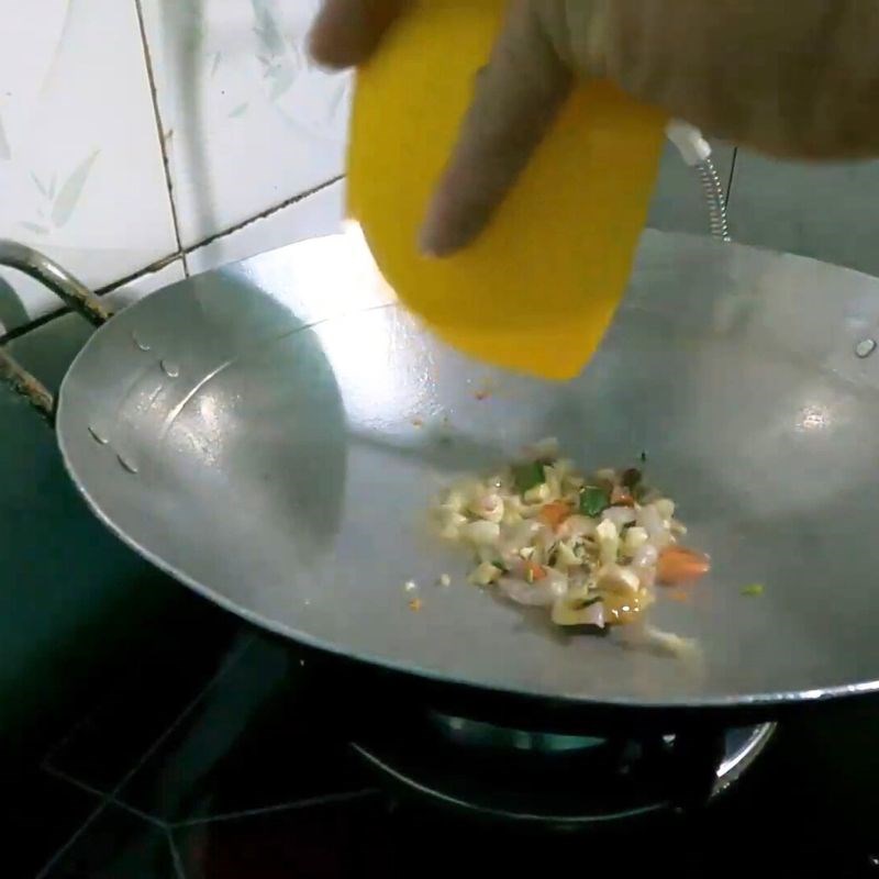Bước 3 Xào gia vị và mộc nhĩ Cá lăng xào